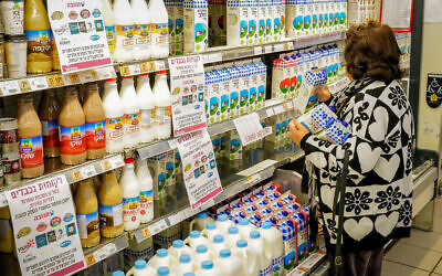 Des personnes achetant des produits laitiers au supermarché Shufersal Deal, à Katzrin, le 28 novembre 2022. (Crédit : Michael Giladi/Flash90)