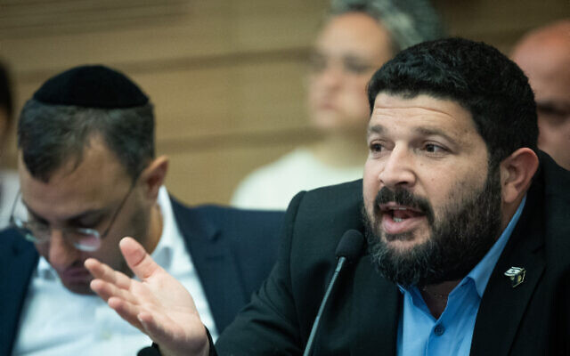 Le député Almog Cohen assistant à une réunion de la commission des Finances à la Knesset, à Jérusalem, le 10 janvier 2023. (Crédit : Yonatan Sindel/Flash90) Le député Almog Cohen assistant à une réunion de la commission des Finances à la Knesset, à Jérusalem, le 10 janvier 2023. (Crédit : Yonatan Sindel/Flash90)