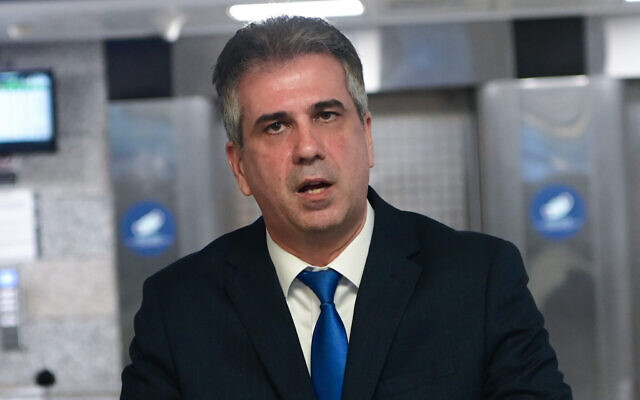 Le ministre des Affaires étrangères, Eli Cohen, rend visite à des personnes blessées lors d'un attentat terroriste à l'hôpital Ichilov de Tel Aviv, le 8 avril 2023. (Crédit : Avshalom Sassoni/Flash90/Dossier) Le ministre des Affaires étrangères, Eli Cohen, rend visite à des personnes blessées lors d'un attentat terroriste à l'hôpital Ichilov de Tel Aviv, le 8 avril 2023. (Crédit : Avshalom Sassoni/Flash90/Dossier)