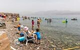 Photo d'illustration : Des Israéliens sur une plage près d'Eilat, dans le sud d'Israël, le 7 avril 2023. (Crédit : Yossi Aloni/Flash90