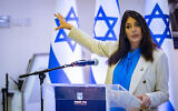 La ministre des Transports Miri Regev donnant une conférence de presse, à Jérusalem, le 19 avril 2023. (Crédit : Yonatan Sindel/Flash90)