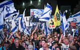 Des Israéliens de droite participant à un rassemblement en faveur de la réforme du système judiciaire prévue par le gouvernement, devant la Knesset, à Jérusalem, le 27 avril 2023. (Crédit : Arie Leib Abrams/Flash90)