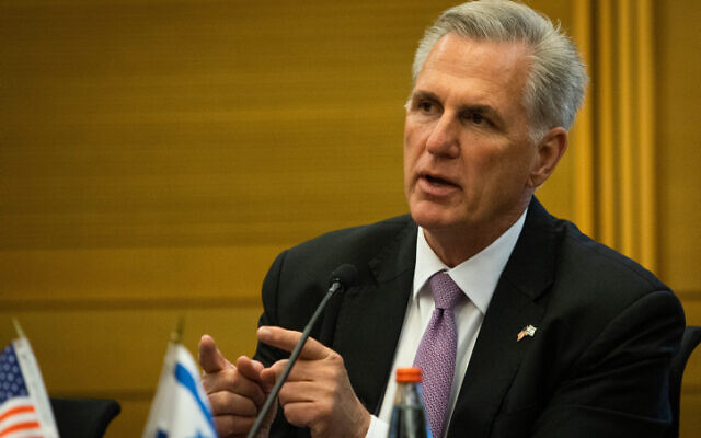 Le président américain de la Chambre Kevin McCarthy rencontre le président de la Knesset Amir Ohana (hors-cadre) pendant une visite du parlement israélien, le 30 avril 2023. (Crédit : Oren Ben Hakoon/POOL) Le président américain de la Chambre Kevin McCarthy rencontre le président de la Knesset Amir Ohana (hors-cadre) pendant une visite du parlement israélien, le 30 avril 2023. (Crédit : Oren Ben Hakoon/POOL)