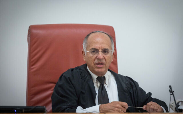 Le juge à la Haute-cour Noam Sohlberg préside une audience sur une requête soumise par l'organisation Regavim et qui réclame l'évacuation du village bédouin de Khan al Ahmar, le 1er mai 2023. (Crédit : Yonatan Sindel/Flash90) Le juge à la Haute-cour Noam Sohlberg préside une audience sur une requête soumise par l'organisation Regavim et qui réclame l'évacuation du village bédouin de Khan al Ahmar, le 1er mai 2023. (Crédit : Yonatan Sindel/Flash90)
