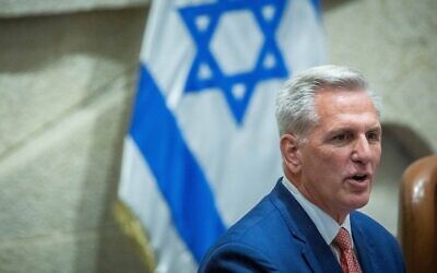 Le président de la Chambre américaine  Kevin McCarthy lors d'une session spéciale en séance plénière de la Knesset, le 1er mai 2023. (Crédit : Yonatan Sindel/Flash90)
