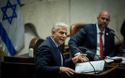 Le député du parti Yesh Atid, Yair Lapid, prend la parole lors d’un débat à la Knesset, le 1er mai 2023. (Crédit : Yonatan Sindel/Flash90)