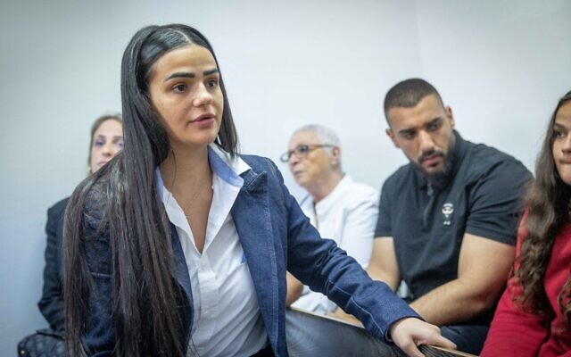 Oriane Ben Kalifa, une ancienne agent de la police des frontières accusée d'avoir agressé une Palestinienne dans la Vieille Ville de Jérusalem, alors qu'elle arrive pour une audience au tribunal de première instance de Jérusalem, le 2 mai 2023. (Crédit : Yonatan Sindel/Flash90) Oriane Ben Kalifa, une ancienne agent de la police des frontières accusée d'avoir agressé une Palestinienne dans la Vieille Ville de Jérusalem, alors qu'elle arrive pour une audience au tribunal de première instance de Jérusalem, le 2 mai 2023. (Crédit : Yonatan Sindel/Flash90)
