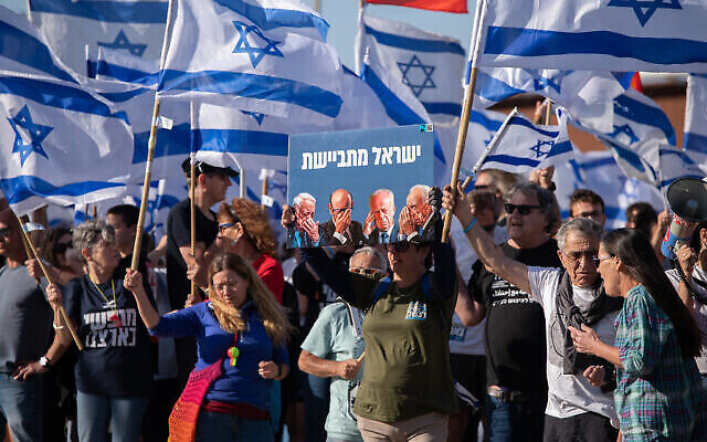 Les manifestants contre le projet de réforme judiciaire au carrefour de Goma, dans le nord d'Israël, le 6 mai 2023. (Crédit : Ayal Margolin/Flash90)