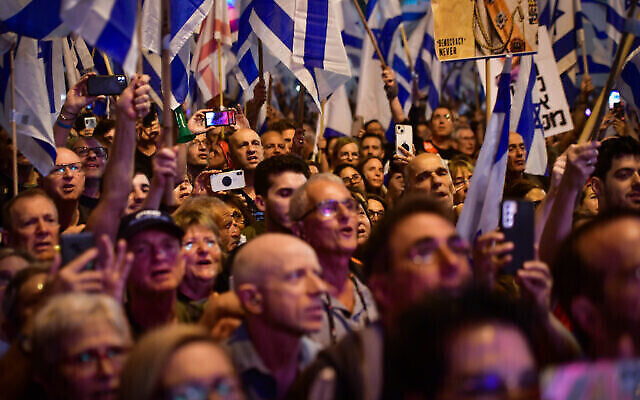 Des manifestants protestent contre le projet de refonte judiciaire du gouvernement à Tel Aviv, le 6 mai 2023. (Crédit : Avshalom Sassoni/Flash90)