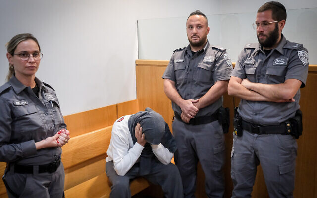 Dennis Mokin, l'homme soupçonné d'avoir tué Diyar Umari pendant un acte de violences routières, devant la Cour des magistrats de Jérusalem, le 8 février 2023. (Crédit : Fadi Amun/Flash90) Dennis Mokin, l'homme soupçonné d'avoir tué Diyar Umari pendant un acte de violences routières, devant la Cour des magistrats de Jérusalem, le 8 février 2023. (Crédit : Fadi Amun/Flash90)