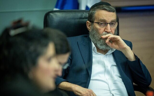 Moshe Gafni, député de Yahadout HaTorah, dirigeant une réunion de la commission des Finances à la Knesset, le 8 mai 2023. (Crédit : Yonatan Sindel/Flash90) Moshe Gafni, député de Yahadout HaTorah, dirigeant une réunion de la commission des Finances à la Knesset, le 8 mai 2023. (Crédit : Yonatan Sindel/Flash90)