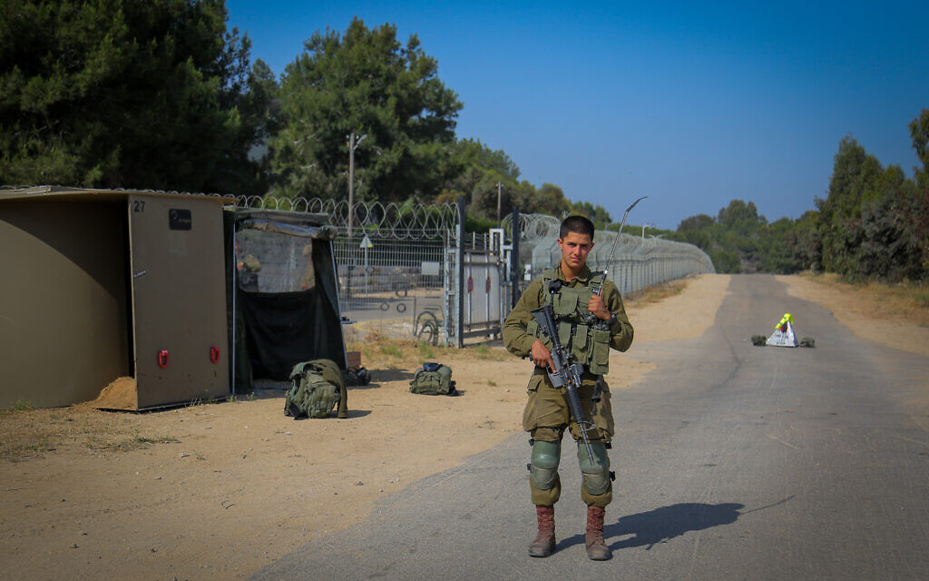 Un soldat israélien bloque une route sur la frontière avec Gaza, dans le sud d'Israël, le 10 mai 2023. (Crédit : Flash90) Un soldat israélien bloque une route sur la frontière avec Gaza, dans le sud d'Israël, le 10 mai 2023. (Crédit : Flash90)