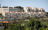 Illustration : Des maisons dans l'implantation de Kiryat Arba, en Cisjordanie, le 10 mai 2023. (Crédit : Wisam Hashlamounn/Flash90)