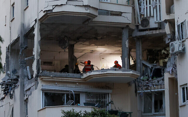 La police et les services de secours sont sur place, à l'endroit où une roquette tirée depuis Gaza a frappé et endommagé une maison de Rehovot, le 11 mai 2023. (Crédit : Yossi Aloni/Flash90)