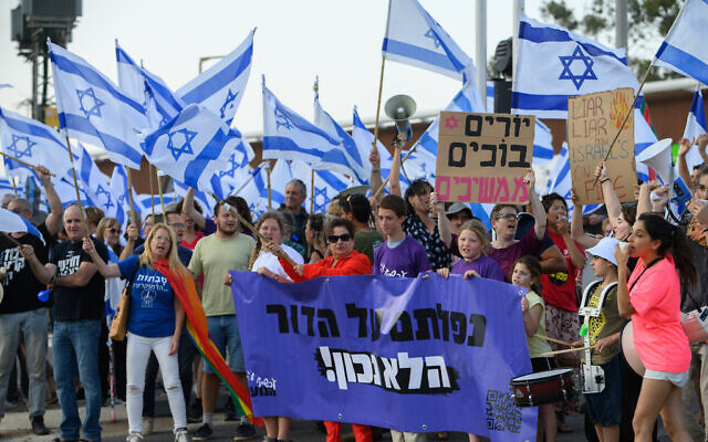 Des manifestants contre les projets de réforme judiciaire du gouvernement, à Tel Aviv, le 13 mai 2023. (Crédit : Avshalom Sassoni/Flash90)