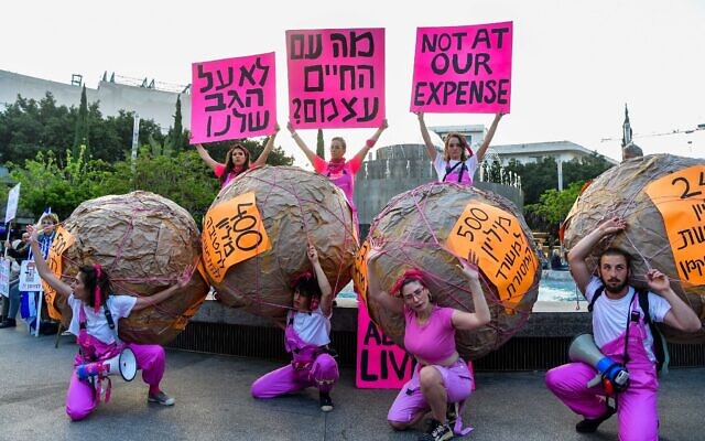 Des manifestants contre les projets de réforme judiciaire du gouvernement, à Tel Aviv, le 13 mai 2023. (Crédit : Avshalom Sassoni/Flash90)