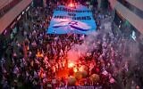 Manifestants contre les projets de réforme judiciaire du gouvernement, à Tel Aviv, le 13 mai 2023. (Crédit : Avshalom Sassoni/Flash90)