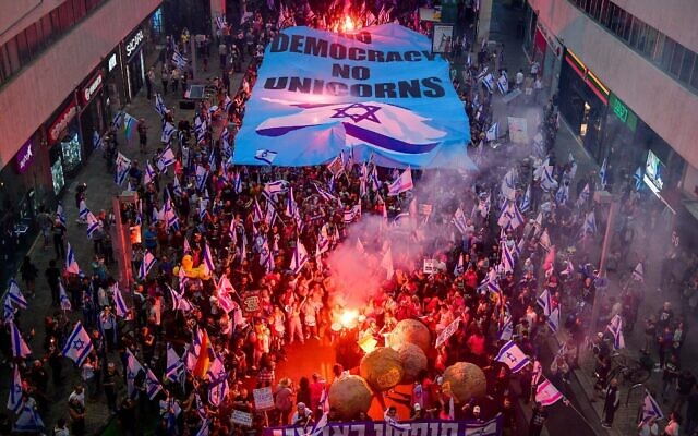 Manifestants contre les projets de réforme judiciaire du gouvernement, à Tel Aviv, le 13 mai 2023. (Crédit : Avshalom Sassoni/Flash90)