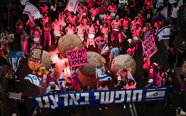 Des manifestants contre les projets de réforme judiciaire du gouvernement, à Tel Aviv, le 13 mai 2023. (Crédit : Avshalom Sassoni/Flash90)