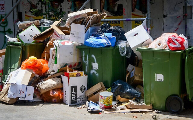 Un tas d'ordures lors d'une grève municipale, à Tel Aviv le 16 mai 2023. (Crédit : Avshalom Sassoni/Flash90) Un tas d'ordures lors d'une grève municipale, à Tel Aviv le 16 mai 2023. (Crédit : Avshalom Sassoni/Flash90)