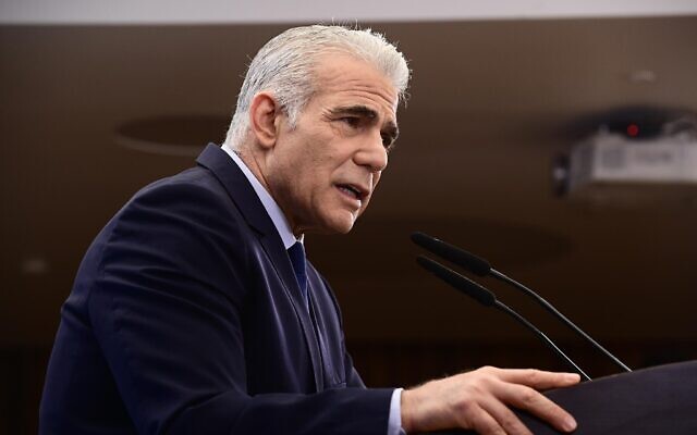 Le chef de l'opposition Yaïr Lapid tenant une conférence de presse sur le prochain budget de l'État, à Tel Aviv, le 16 mai 2023. (Crédit : Tomer Neuberg/Flash90) Le chef de l'opposition Yaïr Lapid tenant une conférence de presse sur le prochain budget de l'État, à Tel Aviv, le 16 mai 2023. (Crédit : Tomer Neuberg/Flash90)