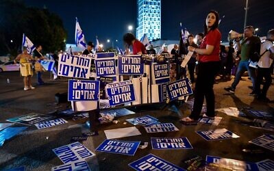 Des manifestants défilant à Bnei Brak contre les milliards de fonds accordés aux partis ultra-orthodoxes dans le budget de l'État, le 17 mai 2023. (Crédit : Avshalom Sassoni/Flash90)