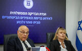 Menachem Finkelstein, chef de la commission d'enquête sur l'évasion de la prison de Gilboa, présente son rapport et ses conclusions à Modiin, le 17 mai 2023. (Crédit : Flash90)