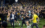 Des fans du Beitar Jérusalem prenant d’assaut le terrain du stade Sammy Ofer de Haïfa, le 23 mai 2023. (Crédit : Oren Ben Hakoon/Flash90)