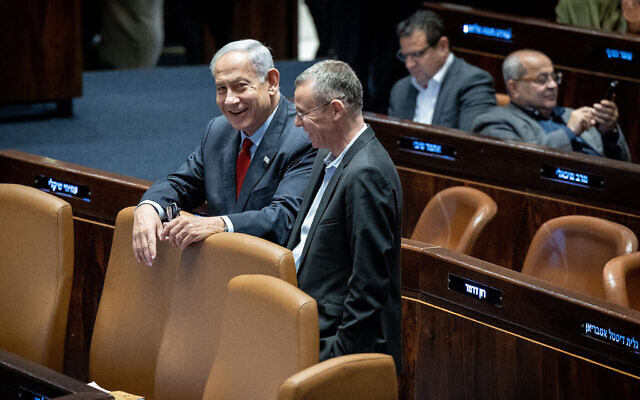 Le Premier ministre Benjamin Netanyahu et le ministre de la Justice Levin lors d'une discussion et d'un vote sur le budget de l'État à la Knesset, à Jérusalem, le 23 mai 2023. (Crédit : Yonatan Sindel/Flash90) Le Premier ministre Benjamin Netanyahu et le ministre de la Justice Levin lors d'une discussion et d'un vote sur le budget de l'État à la Knesset, à Jérusalem, le 23 mai 2023. (Crédit : Yonatan Sindel/Flash90)