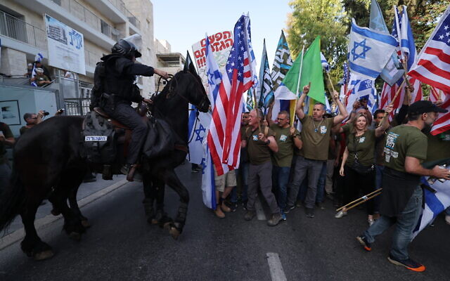 Les manifestants contre le plan de refonte du système judiciaire israélien aux abords de la résidence de Netanyahu à Jérusalem, le 25 mai 2023. (Crédit : Yonatan Sindel/Flash90) Les manifestants contre le plan de refonte du système judiciaire israélien aux abords de la résidence de Netanyahu à Jérusalem, le 25 mai 2023. (Crédit : Yonatan Sindel/Flash90)