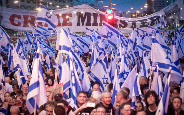 Des milliers d'Israéliens protestant contre le projet de réforme du système judiciaire du gouvernement, à Tel Aviv, le 27 mai 2023. (Crédit : Avshalom Sassoni/Flash90)