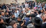 Des militants juifs affrontant la police lors d'une manifestation contre une conférence de chrétiens, devant le Centre Davidson, à Jérusalem, le 28 mai 2023. (Crédit : Arie Leib Abrams/Flash90)
