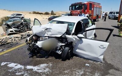 Le théâtre d’un accident de la route mortel sur la route 40, au niveau du carrefour Negev, le 26 avril 2023. (Crédit : Magen David Adom)