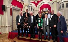 L’hommage rendu au professeur Claude Riveline le 10 mai 2023 à la mairie du 16e arrondissement de Paris. (Crédit : Institut Elie Wiesel)