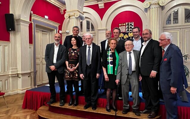 L’hommage rendu au professeur Claude Riveline le 10 mai 2023 à la mairie du 16e arrondissement de Paris. (Crédit : Institut Elie Wiesel) L’hommage rendu au professeur Claude Riveline le 10 mai 2023 à la mairie du 16e arrondissement de Paris. (Crédit : Institut Elie Wiesel)