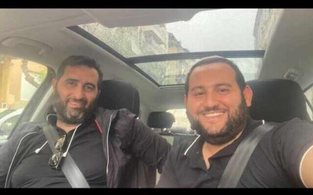 Aviel (à droite) et Benjamin Haddad, deux cousins tués lors d'une fusillade devant la synagogue de la Ghriba, à Djerba en Tunsie, le 9 mai 2023. (Crédit : Twitter)