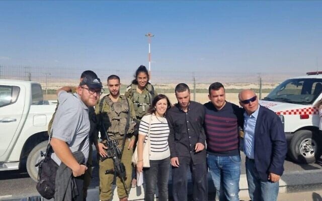 Shalom Rotban, troisième à partir de la droite, avec sa famille, à la frontière israélo-jordanienne, le 25 mai 2023. (Crédit : Porte-parole de l'Unité canine israélienne ; utilisé conformément à l'article 27a de la loi sur le droit d'auteur)