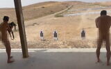 Deux soldats nus s'entraînent sur champ de tir à la base de Nahal, dans le sud d'Israël, le 18 mai 2023. (Capture d'écran vidéo)