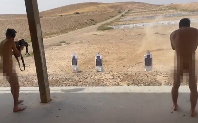 Deux soldats nus s'entraînent sur champ de tir à la base de Nahal, dans le sud d'Israël, le 18 mai 2023. (Capture d'écran vidéo)