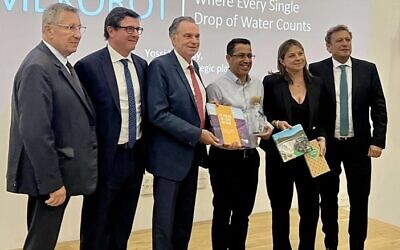Signature d’un partenariat entre la Société du canal de Provence et Mekorot, la compagnie nationale des eaux d’Israël, le 23 mai 2023, en Israël. (Crédit : Renaud Muselier / Twitter)