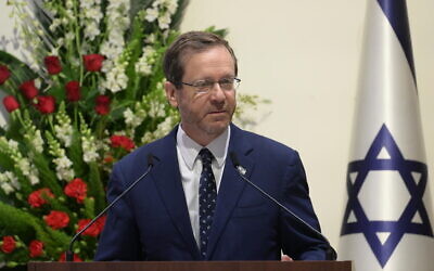 Le président Isaac Herzog s'exprimant dans sa résidence officielle, à Jérusalem, le 8 mai 2023. (Crédit : Amos Ben Gershom/GPO)