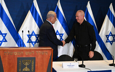 Le Premier ministre Benjamin Netanyahu , à gauche, et le ministre de la Défense Yoav Gallant après une conférence de presse, le 10 mai 2023. (Crédit : Haim Zach / GPO)