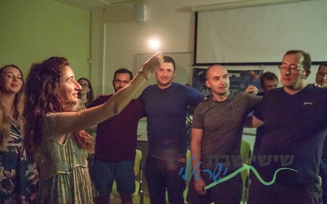 Des russophones pratiquant la havdalah, une cérémonie qui marque la fin du Shabbat, en Israël. (Crédit : Shishi Shabbat Yisraeli)