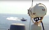 Capture d'écran de la vidéo de ce que la 5e flotte de l'US Navy a qualifié de rencontre "dangereuse" avec des navires iraniens dans le Détroit d'Ormuz, le 20 juin 2022. (Crédit : YouTube)