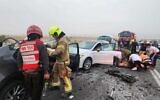 Des secouristes sur les lieux d'un accident de voiture mortel le long de la Route 90, en Cisjordanie, le 27 mai 2023. (Crédit : Services d'incendie et de secours)