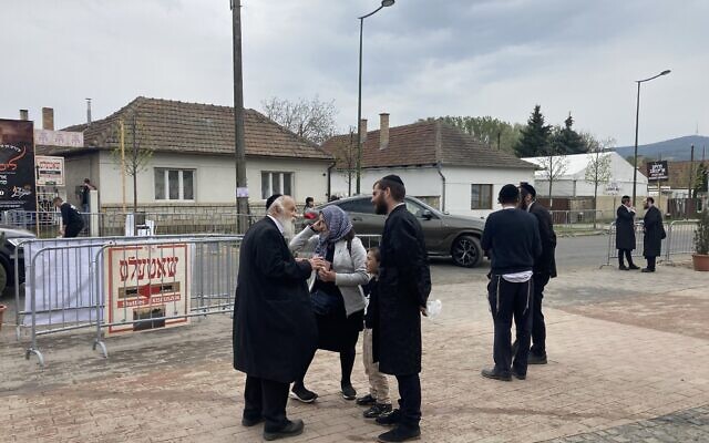 Des juifs hassidiques dans l'enceinte de Rubin lors du pèlerinage annuel sur la tombe de Yeshaya Steiner à Bodrogkeresztur, en Hongrie, le 24 avril 2023. (Crédit : Yaakov Schwartz/ Times of Israel)