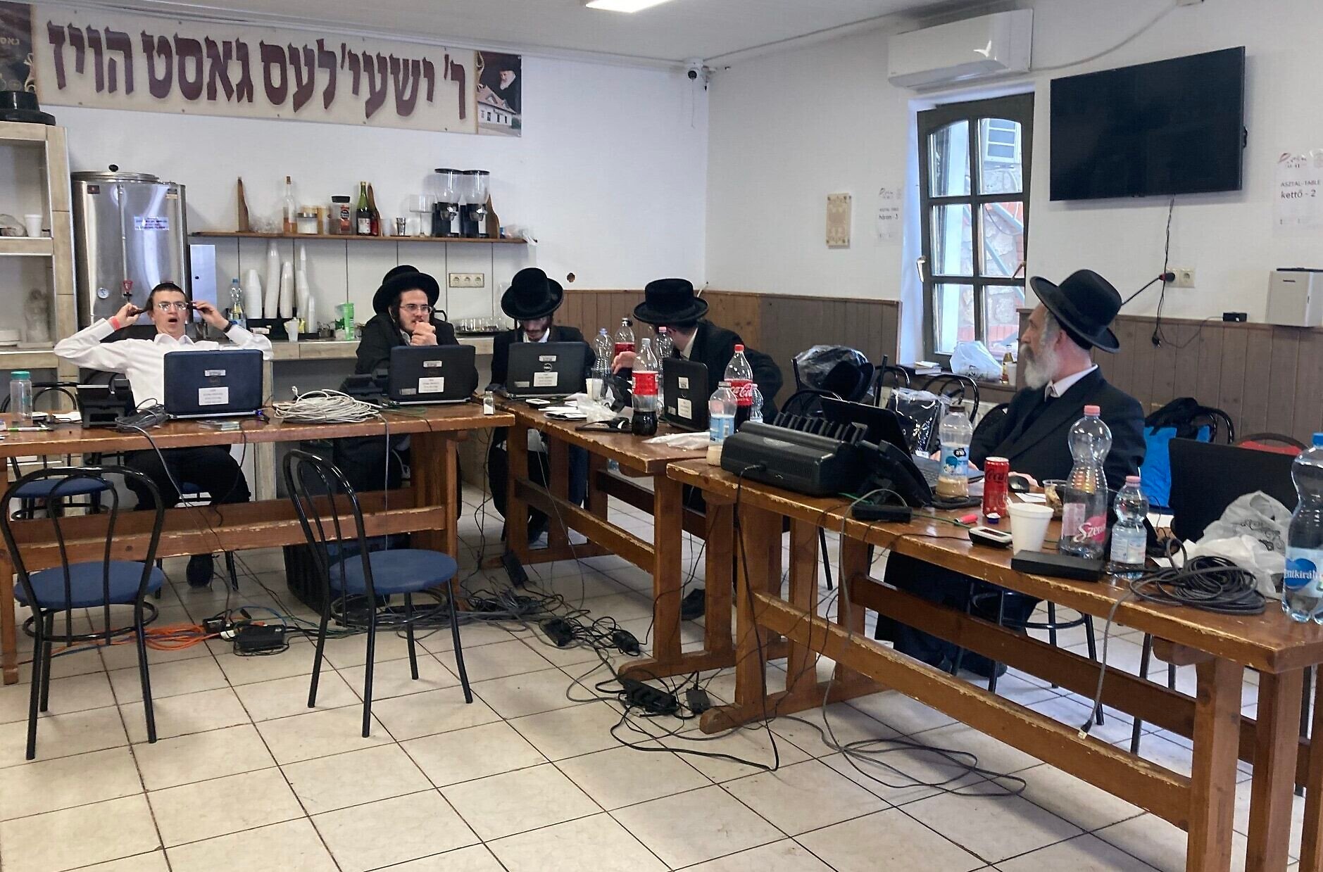 A l'intérieur du "centre de commandement" de l'enceinte Friedlander lors du pèlerinage annuel sur la tombe de Yeshaya Steiner à Bodrogkeresztur, en Hongrie, le 24 avril 2023. (Crédit : Yaakov Schwartz/ Times of Israel)