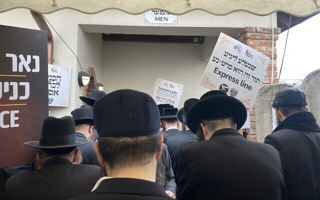 Des juifs hassidiques prient près de la tombe de Yeshaya Steiner à Bodrogkeresztur, en Hongrie, le 24 avril 2023. (Crédit : Yaakov Schwartz/ Times of Israel)