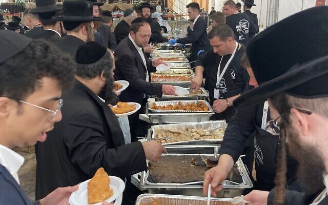 De la nourriture gratuite est servie lors du pèlerinage annuel sur la tombe de Reb Shayale Steiner à Bodrogkeresztur, Hongrie, 24 avril 2023. (Crédit : Yaakov Schwartz/ Times of Israel)