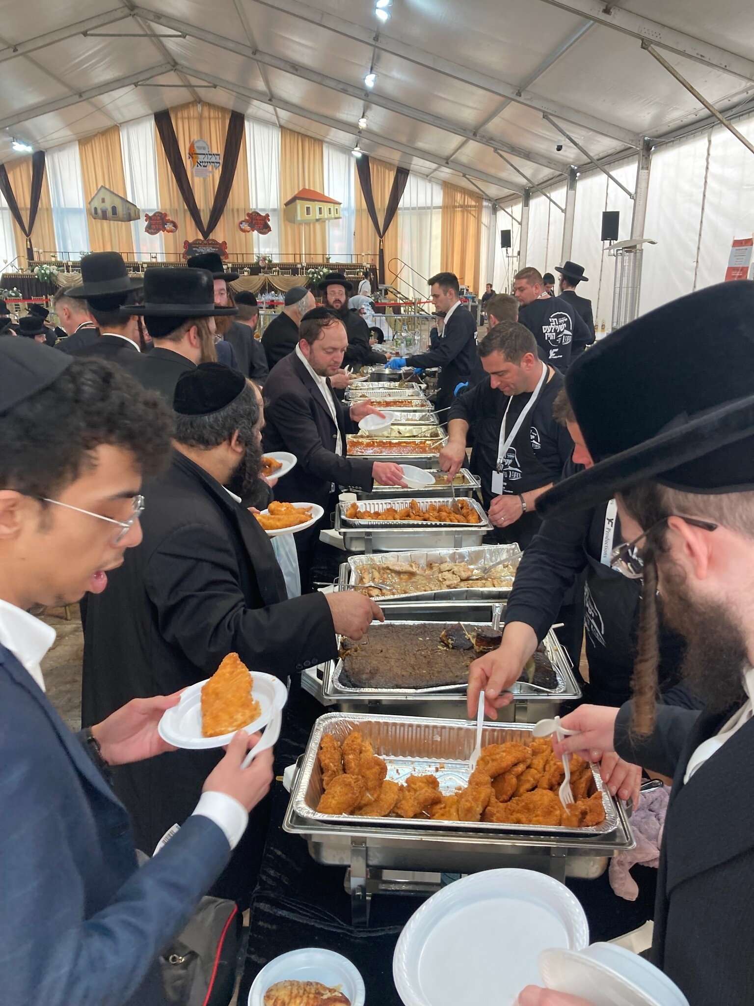 De la nourriture gratuite est servie lors du pèlerinage annuel sur la tombe de Reb Shayale Steiner à Bodrogkeresztur, Hongrie, 24 avril 2023. (Crédit : Yaakov Schwartz/ Times of Israel)
